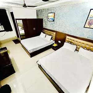  Hotel Premium Boston Family India